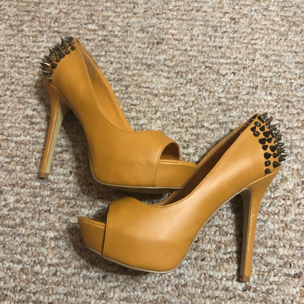 Bakers Stealth yellow heels 7.5 brand new w/o box!